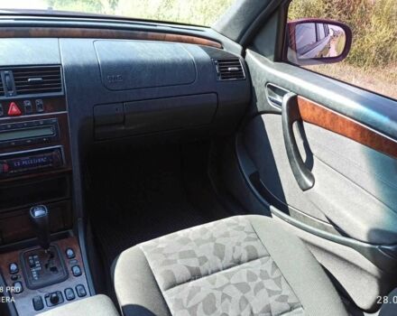 Красный Мерседес 220, объемом двигателя 2.2 л и пробегом 411 тыс. км за 4500 $, фото 15 на Automoto.ua