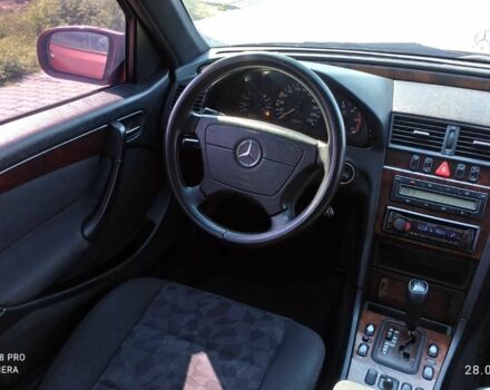 Красный Мерседес 220, объемом двигателя 2.2 л и пробегом 411 тыс. км за 4500 $, фото 16 на Automoto.ua