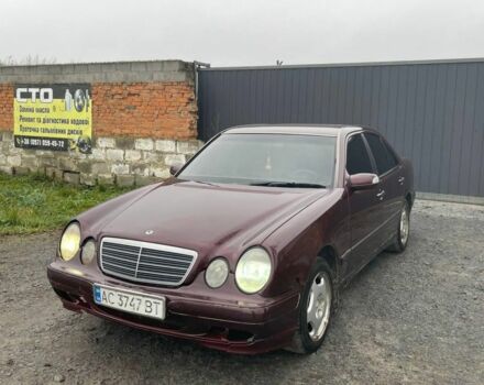 Красный Мерседес 220, объемом двигателя 2.7 л и пробегом 400 тыс. км за 2700 $, фото 1 на Automoto.ua