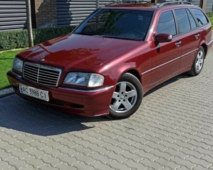 Красный Мерседес 220, объемом двигателя 2.2 л и пробегом 411 тыс. км за 5300 $, фото 1 на Automoto.ua