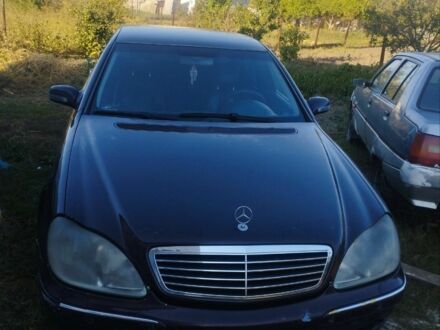 Красный Мерседес 220, объемом двигателя 4 л и пробегом 270 тыс. км за 2299 $, фото 1 на Automoto.ua