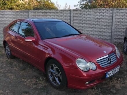 Красный Мерседес 220, объемом двигателя 2.1 л и пробегом 250 тыс. км за 4900 $, фото 1 на Automoto.ua
