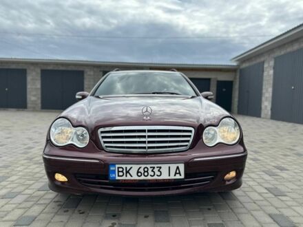 Мерседес 220 2006 у Березне на Automoto.ua Червоний Мерседес 220, об'ємом двигуна 2.1 л та пробігом 328 тис. км за 6450 $, фото 1 на Automoto.ua