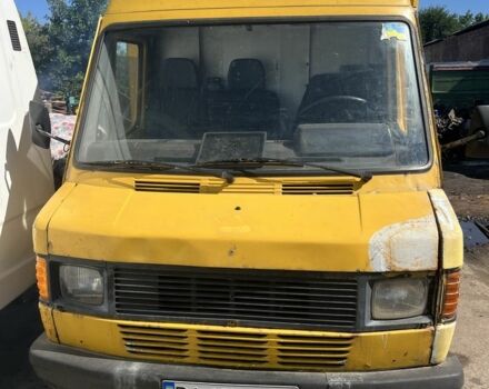 Желтый Мерседес 220, объемом двигателя 2.3 л и пробегом 2 тыс. км за 2500 $, фото 1 на Automoto.ua