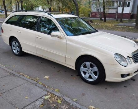 Желтый Мерседес 220, объемом двигателя 2.1 л и пробегом 300 тыс. км за 4500 $, фото 1 на Automoto.ua