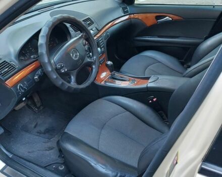 Желтый Мерседес 220, объемом двигателя 2.1 л и пробегом 300 тыс. км за 4500 $, фото 6 на Automoto.ua