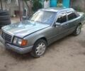 Сірий Мерседес 220, об'ємом двигуна 2.6 л та пробігом 45 тис. км за 2200 $, фото 1 на Automoto.ua