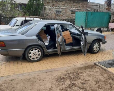 Сірий Мерседес 220, об'ємом двигуна 2.6 л та пробігом 45 тис. км за 2200 $, фото 3 на Automoto.ua