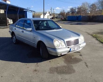 Серый Мерседес 220, объемом двигателя 2.2 л и пробегом 300 тыс. км за 1894 $, фото 1 на Automoto.ua