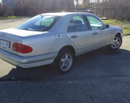 Серый Мерседес 220, объемом двигателя 2.2 л и пробегом 300 тыс. км за 1894 $, фото 2 на Automoto.ua