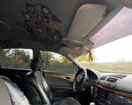 Серый Мерседес 220, объемом двигателя 2 л и пробегом 500 тыс. км за 3600 $, фото 5 на Automoto.ua