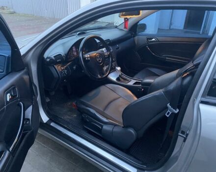 Серый Мерседес 220, объемом двигателя 2.2 л и пробегом 257 тыс. км за 5999 $, фото 6 на Automoto.ua