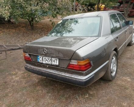 Серый Мерседес 220, объемом двигателя 2.3 л и пробегом 350 тыс. км за 1069 $, фото 2 на Automoto.ua