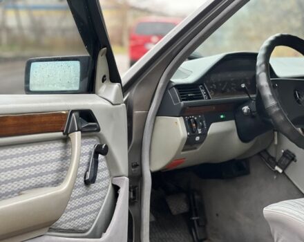 Серый Мерседес 220, объемом двигателя 2.3 л и пробегом 300 тыс. км за 1800 $, фото 11 на Automoto.ua