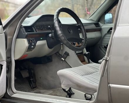 Серый Мерседес 220, объемом двигателя 2.3 л и пробегом 300 тыс. км за 1800 $, фото 12 на Automoto.ua