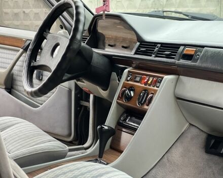 Серый Мерседес 220, объемом двигателя 2.3 л и пробегом 300 тыс. км за 1800 $, фото 14 на Automoto.ua