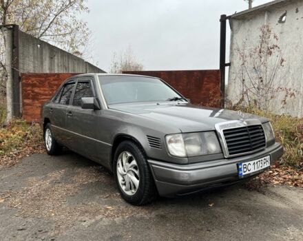 Серый Мерседес 220, объемом двигателя 2.3 л и пробегом 300 тыс. км за 1800 $, фото 5 на Automoto.ua
