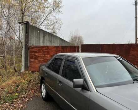 Серый Мерседес 220, объемом двигателя 2.3 л и пробегом 300 тыс. км за 1800 $, фото 7 на Automoto.ua