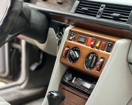 Серый Мерседес 220, объемом двигателя 2.3 л и пробегом 300 тыс. км за 1800 $, фото 16 на Automoto.ua