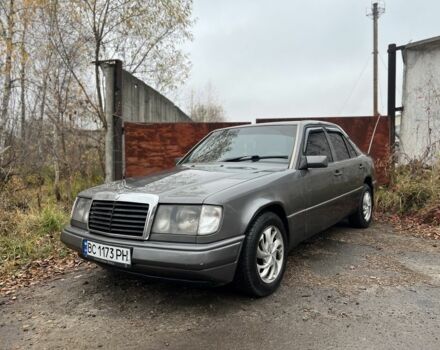 Серый Мерседес 220, объемом двигателя 2.3 л и пробегом 300 тыс. км за 1800 $, фото 1 на Automoto.ua