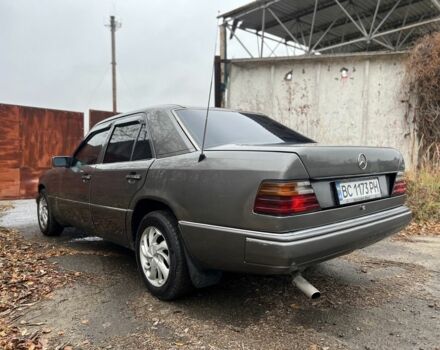 Серый Мерседес 220, объемом двигателя 2.3 л и пробегом 300 тыс. км за 1800 $, фото 8 на Automoto.ua