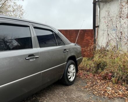 Серый Мерседес 220, объемом двигателя 2.3 л и пробегом 300 тыс. км за 1800 $, фото 4 на Automoto.ua