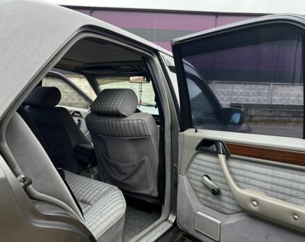 Серый Мерседес 220, объемом двигателя 2.3 л и пробегом 300 тыс. км за 1800 $, фото 17 на Automoto.ua