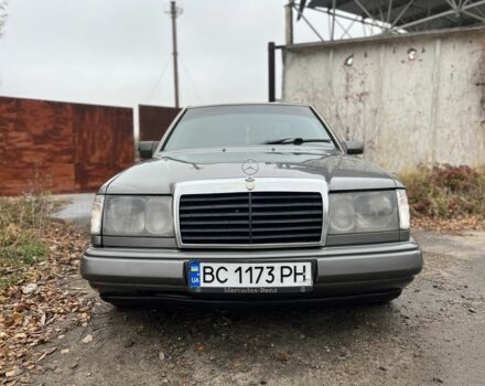 Серый Мерседес 220, объемом двигателя 2.3 л и пробегом 300 тыс. км за 1800 $, фото 3 на Automoto.ua