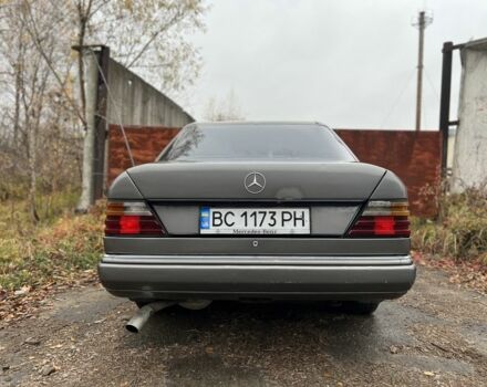 Серый Мерседес 220, объемом двигателя 2.3 л и пробегом 300 тыс. км за 1800 $, фото 9 на Automoto.ua