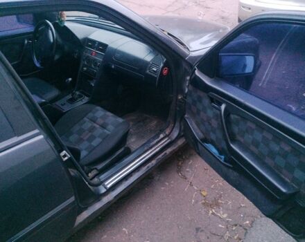 Серый Мерседес 220, объемом двигателя 2.2 л и пробегом 333 тыс. км за 1200 $, фото 7 на Automoto.ua