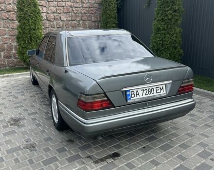 Серый Мерседес 220, объемом двигателя 2.2 л и пробегом 497 тыс. км за 3476 $, фото 5 на Automoto.ua