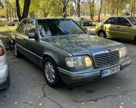 Серый Мерседес 220, объемом двигателя 2.2 л и пробегом 497 тыс. км за 3476 $, фото 1 на Automoto.ua