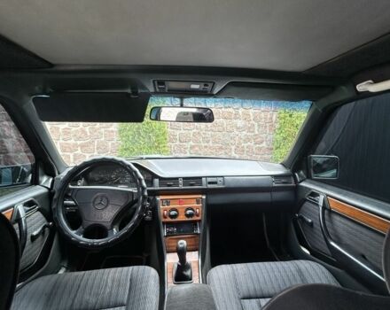 Серый Мерседес 220, объемом двигателя 2.2 л и пробегом 497 тыс. км за 3476 $, фото 4 на Automoto.ua