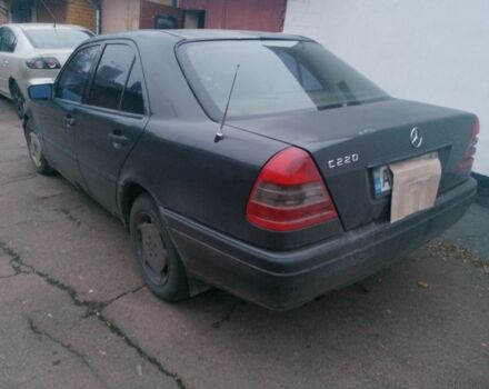 Серый Мерседес 220, объемом двигателя 2.2 л и пробегом 333 тыс. км за 1200 $, фото 3 на Automoto.ua