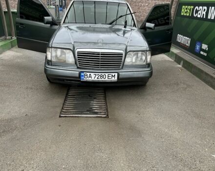 Серый Мерседес 220, объемом двигателя 2.2 л и пробегом 497 тыс. км за 3476 $, фото 7 на Automoto.ua