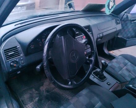Серый Мерседес 220, объемом двигателя 2.2 л и пробегом 333 тыс. км за 1200 $, фото 11 на Automoto.ua