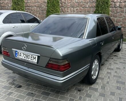 Серый Мерседес 220, объемом двигателя 2.2 л и пробегом 497 тыс. км за 3476 $, фото 3 на Automoto.ua