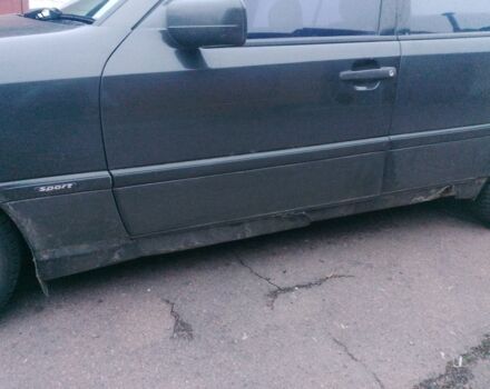 Серый Мерседес 220, объемом двигателя 2.2 л и пробегом 333 тыс. км за 1200 $, фото 5 на Automoto.ua