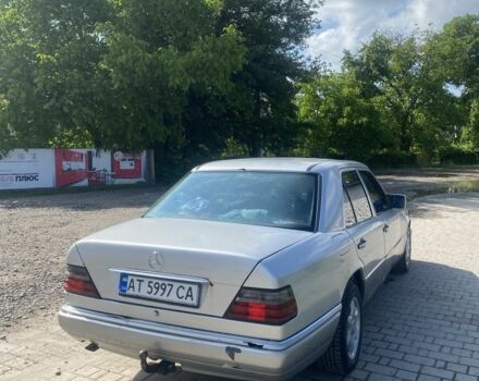 Сірий Мерседес 220, об'ємом двигуна 2.2 л та пробігом 370 тис. км за 1550 $, фото 3 на Automoto.ua