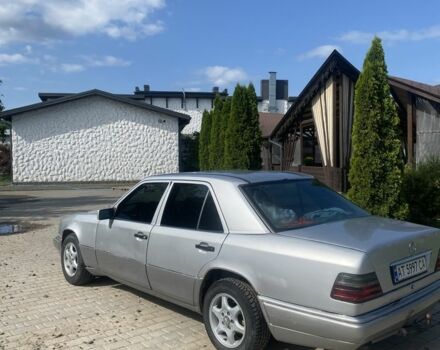 Сірий Мерседес 220, об'ємом двигуна 2.2 л та пробігом 370 тис. км за 1800 $, фото 4 на Automoto.ua