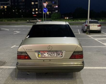 Серый Мерседес 220, объемом двигателя 2.2 л и пробегом 436 тыс. км за 2800 $, фото 4 на Automoto.ua