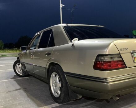 Серый Мерседес 220, объемом двигателя 2.2 л и пробегом 436 тыс. км за 2800 $, фото 3 на Automoto.ua