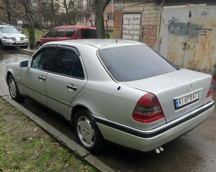 Серый Мерседес 220, объемом двигателя 2.2 л и пробегом 345 тыс. км за 1800 $, фото 2 на Automoto.ua