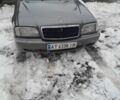 Серый Мерседес 220, объемом двигателя 2.5 л и пробегом 222 тыс. км за 1500 $, фото 1 на Automoto.ua
