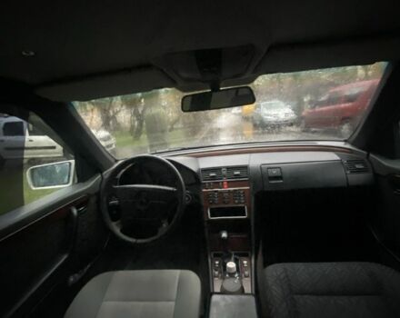 Серый Мерседес 220, объемом двигателя 2.2 л и пробегом 345 тыс. км за 1800 $, фото 4 на Automoto.ua