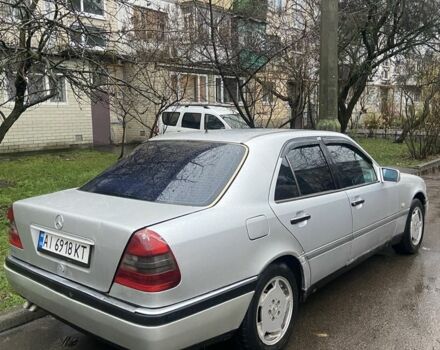 Серый Мерседес 220, объемом двигателя 2.2 л и пробегом 345 тыс. км за 1800 $, фото 3 на Automoto.ua