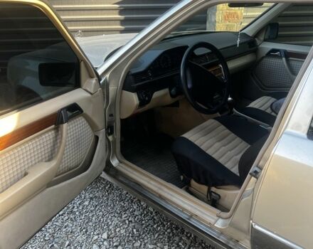 Сірий Мерседес 220, об'ємом двигуна 2.2 л та пробігом 440 тис. км за 3000 $, фото 12 на Automoto.ua