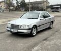 Сірий Мерседес 220, об'ємом двигуна 2.2 л та пробігом 300 тис. км за 1999 $, фото 1 на Automoto.ua