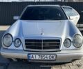 Серый Мерседес 220, объемом двигателя 2.2 л и пробегом 517 тыс. км за 2600 $, фото 1 на Automoto.ua