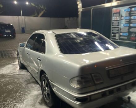 Серый Мерседес 220, объемом двигателя 4.3 л и пробегом 400 тыс. км за 3000 $, фото 2 на Automoto.ua